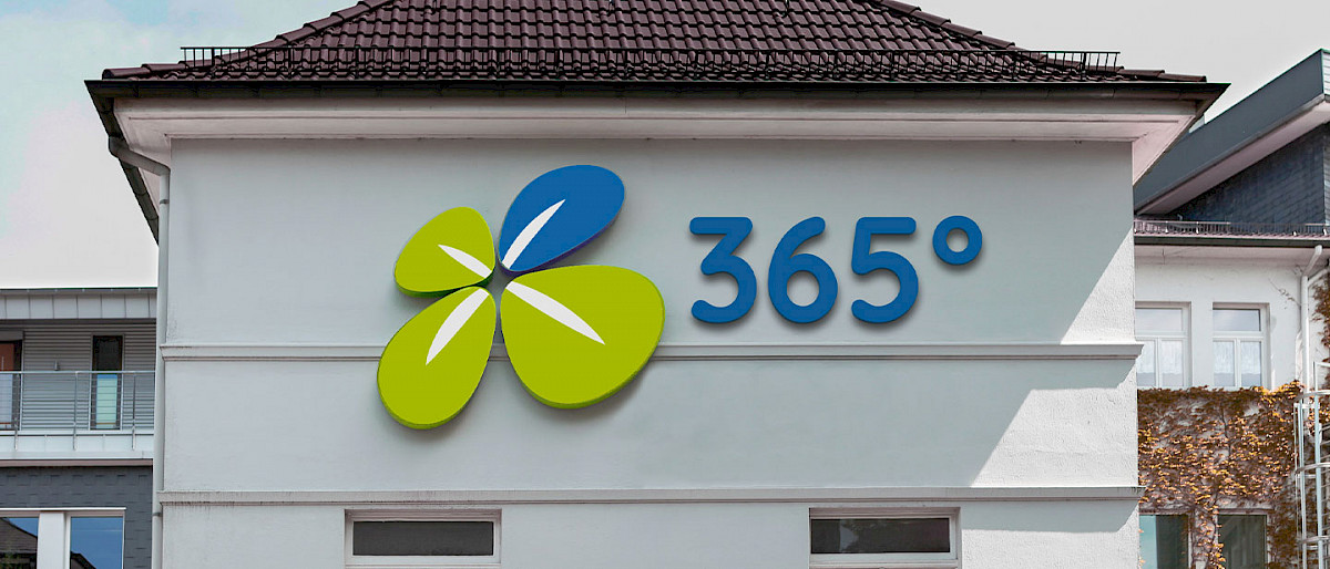 Hausfassade mit 365° Logo