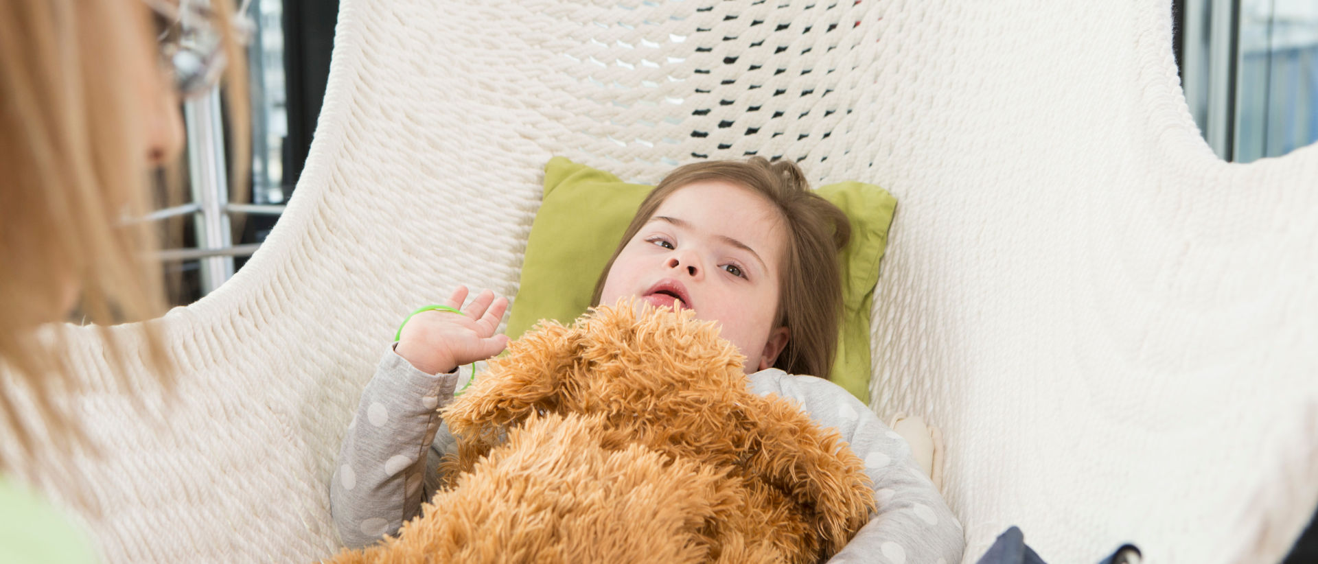 Kleine Intensivpflegepatientin mit Teddybär